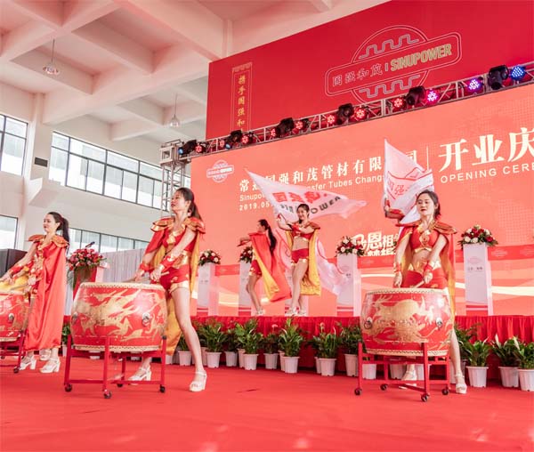 花开富贵：企业庆典长廊花艺设计前后对比